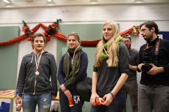 Johann wird Vierter mit 8 aus 11 und Berliner Meister (U16), Hanna wird Fünfte mit 8 aus 11 und Berliner Vize-Meister (U16) und Elisabeth wird 18. mit 6½ aus 11 und Dritte (U16) bei der Berliner Jugend-Blitz-Einzelmeisterschaft 2014.