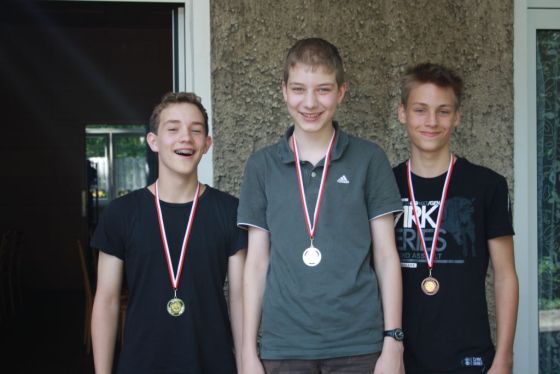 Johann wird Gesamt-Zweiter und Berliner Vize-Meister (U14) mit 6 aus 7 bei der Berliner Jugend-Schnellschach-Einzelmeisterschaft 2011 (BJSEM).