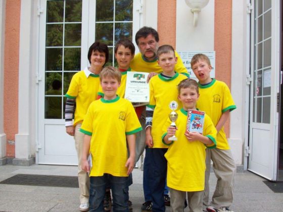 07. bis 10. Mai 2009: 7. Platz bei der DSSM 2009 (Wertungsklasse Grundschule) in Dittrichshütte (Thüringen) - Stolz zeigen sie den Pokal