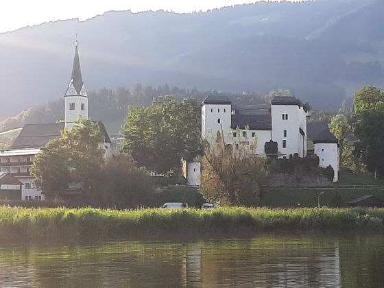 Schloss Goldegg mit See