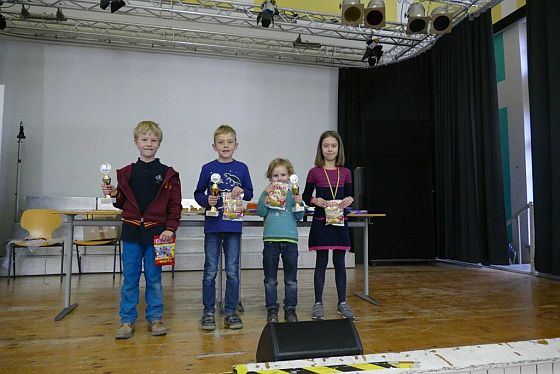 Johann gewinnt mit 5 aus 6 die Jugend-Kategorie "U8" beim Kleinen Jugendherbstopen 2018 (B)